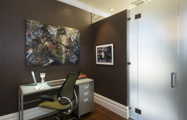 Arbets-i-hemmet-kontors-möblerings-rumsdelare-skiljevägg-matt-glas-mörka-väggar
