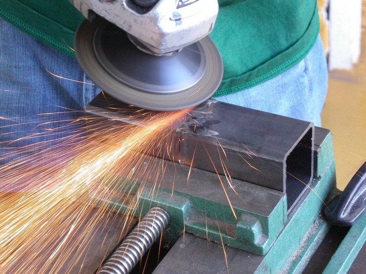 Arbetar med vinkelslip flex-säkerhet-flygande-gnistor-metall-slipning