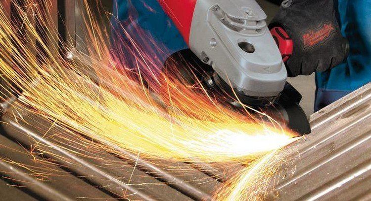 Arbeta-korrekt-vinkelslip-flex-säkerhet-flygande gnistor-brandrisk