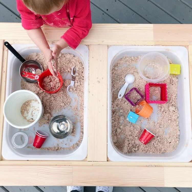 Gör sand av mjöl själv och skapa idéer för sensorspel för småbarn