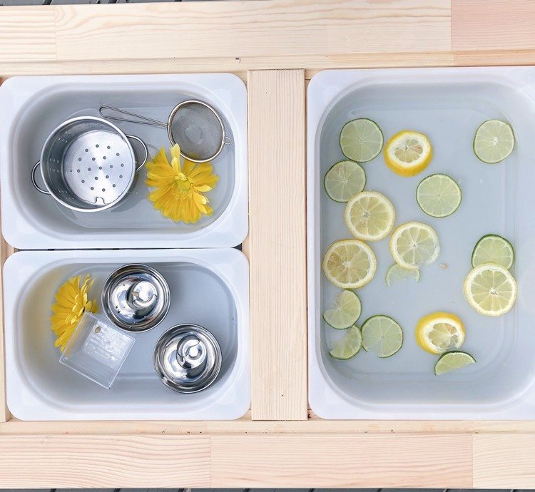 Lekidéer för barn hemma kombinerar citroner och vatten