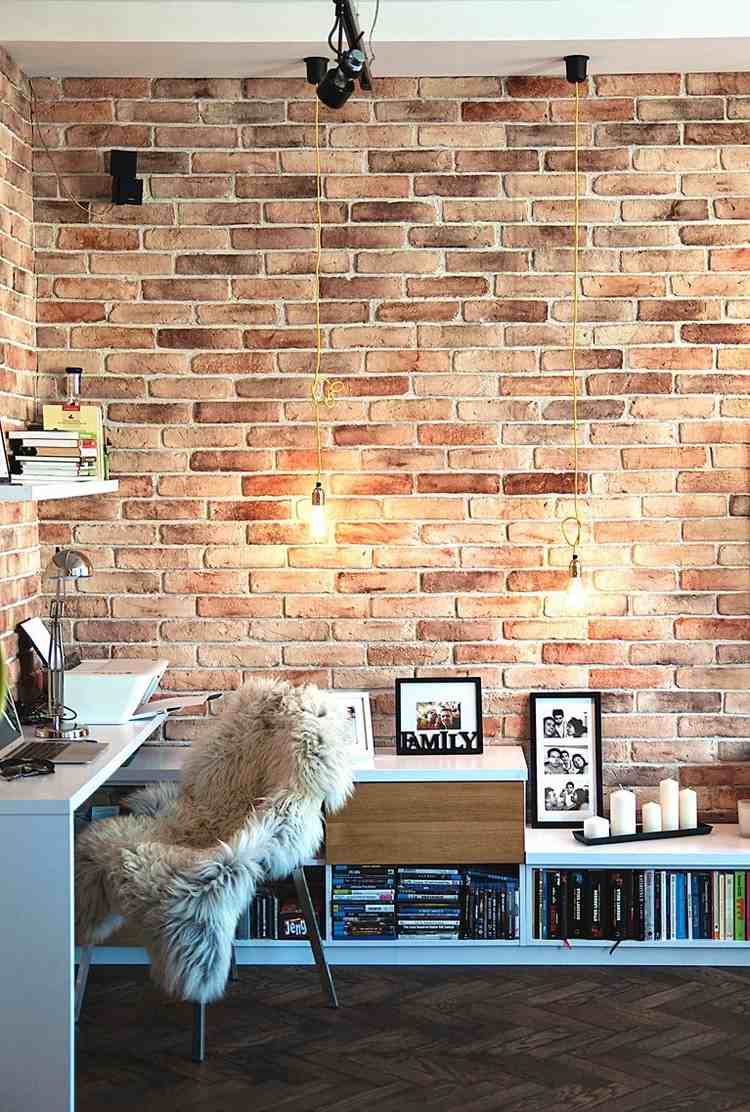 arbete-från-hemmet-design-arbete-utrymme-vägg-design-tegel-look-vita-skrivbord-hyllor