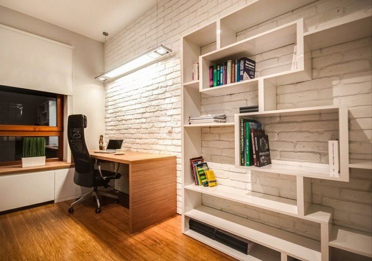 arbete-från-hemmet-design-det-vita-tegel-vägg-trä-skrivbord-hyllsystem-