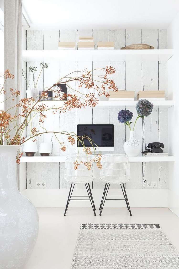 arbete-från-hemmet-design-the-work-space-tapet-trä-look-vita-hyllor