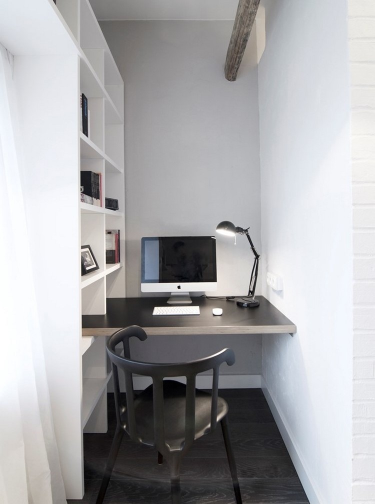 liten arbetsyta-design-svart-skrivbord-stol-vit-vägg-hyllsystem-