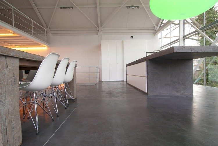 bänkskiva-betong-kök-idéer-moderna-öppna-haale-fönster-vägg-matbord-massiva trä-stolar