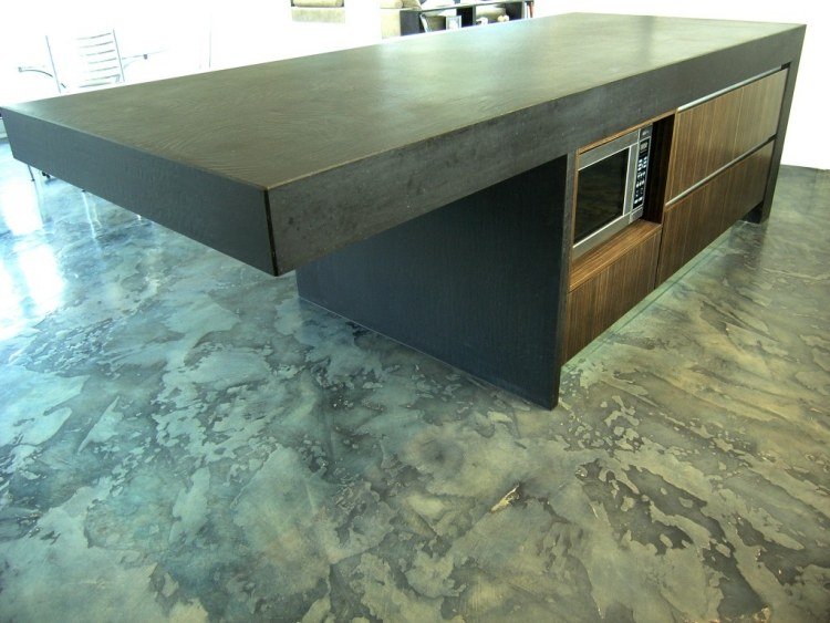 bänkskiva-betong-kök-idéer-mörkt trä-mikrovåg-inbyggt golv