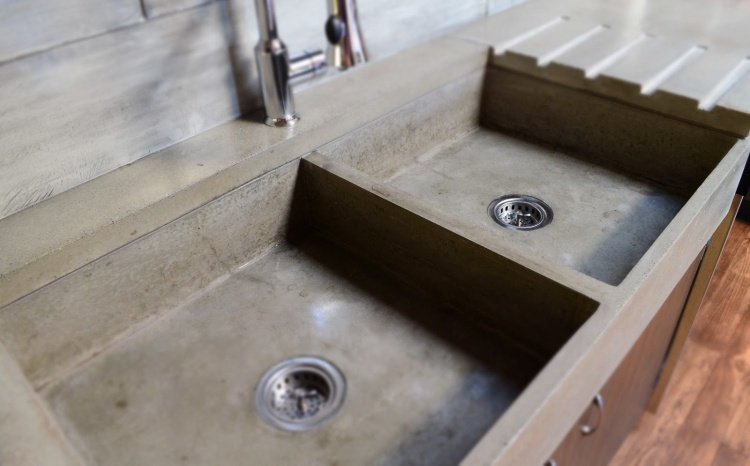 Bänkskiva-betong-kök-idéer-diskbänk-gjuten-betong-beslag-kök-skåp
