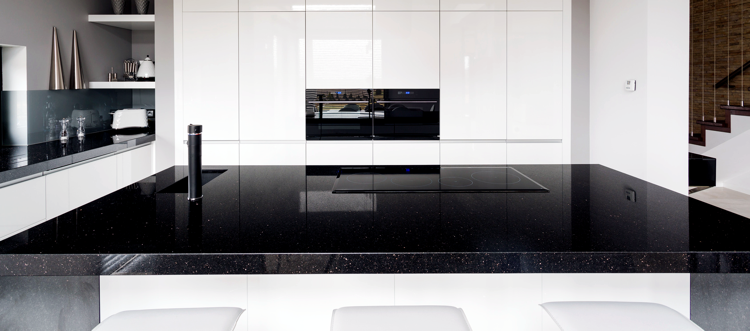 Bänkskiva i granit - kök - modernt - minimalistiskt - utan handtag - svart och vitt