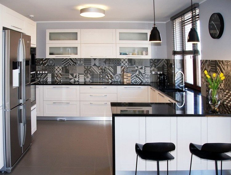 Bänkskivor-kök-idéer-svart-kvartsit-lapptäcke-kakel-ljusgrå-väggfärg