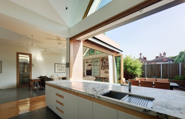 Bänkskiva-kök-modernt-fönster-marmor-vitt