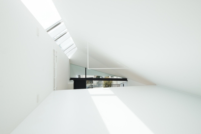 Övre våning vit interiör-puristisk design sluttande tak