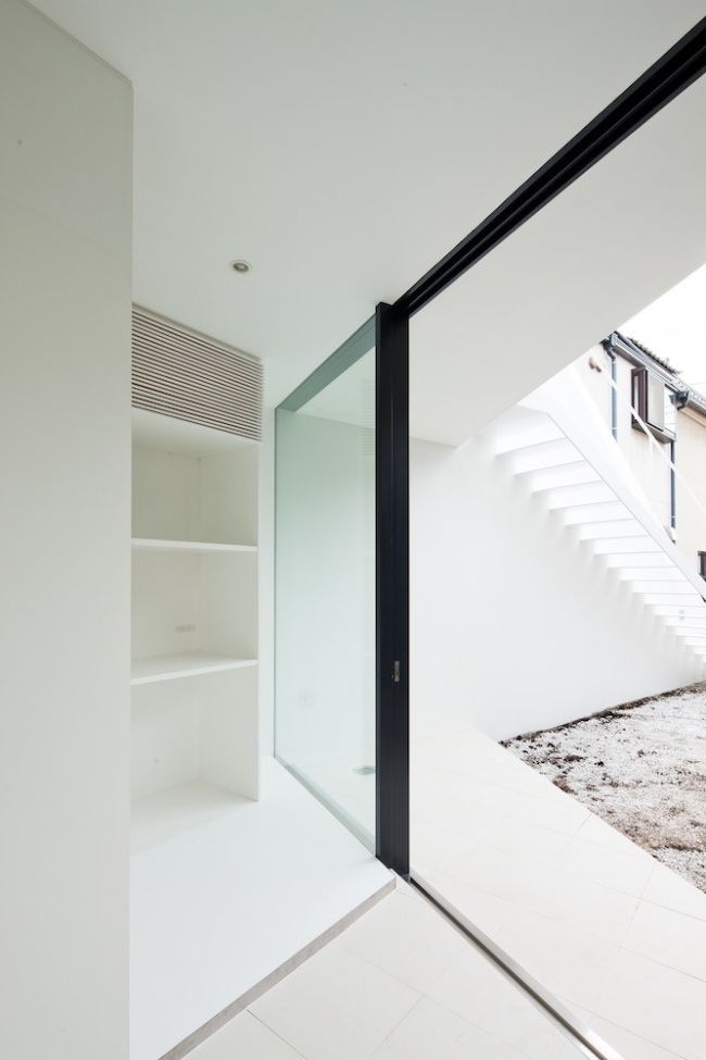 Japanskt hus puristisk yttre trappa-vit glasvägg inredning