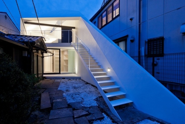 Asymmetrisk struktur-vit exteriör-minimalistisk yttre trappa-belysning indirekt