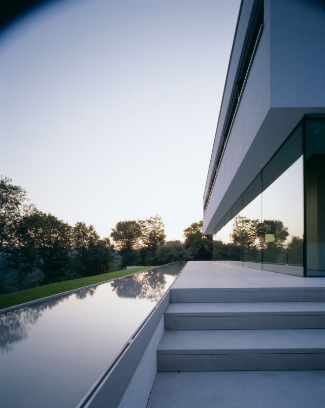 modern-betong-hus-exteriör-minimalistisk-trädgård-pool