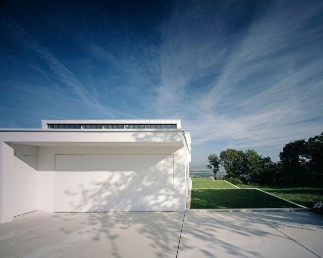 Arkitekt-gjord-betong-hållbar-lyx-garage-vit