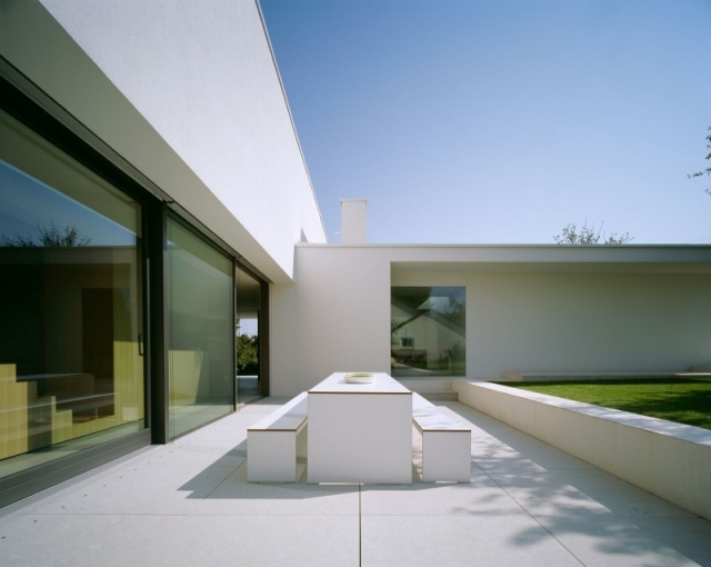 rymlig-terrass-vardagsrum-förlängning-puristisk-vit-exponerad betong