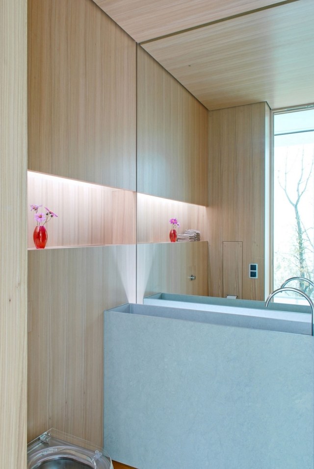 Att leva-i-harmoni-med-natur-material-i-badrummet-trä-glas-betong