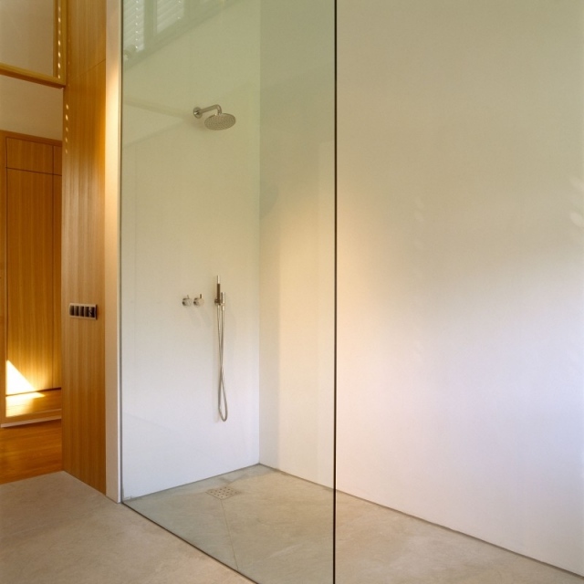 puristisk-badrum-duschkabin-glas-skiljevägg
