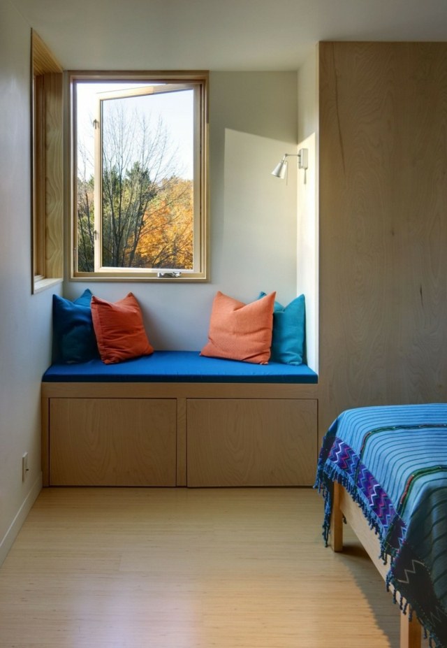 Bänkfönster modern blå sittdyna bekväm dubbelsäng