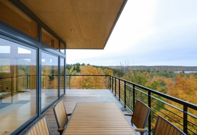 Metall balkong möbler golv glasfronter skog