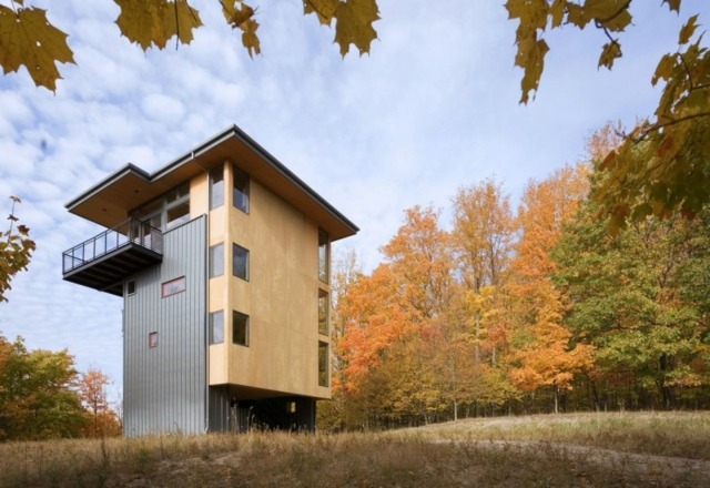 Nybyggnad träklädd modern snygg husfasaddesign