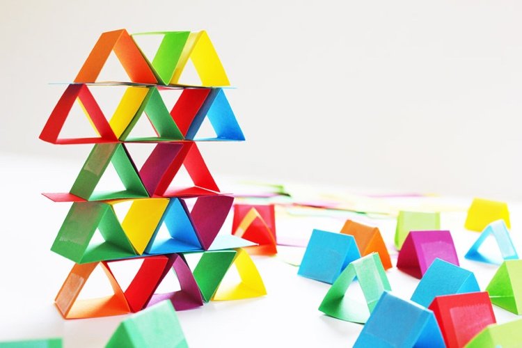 arkitektur-barn-kreativa-instruktioner-trianglar-papperstorn