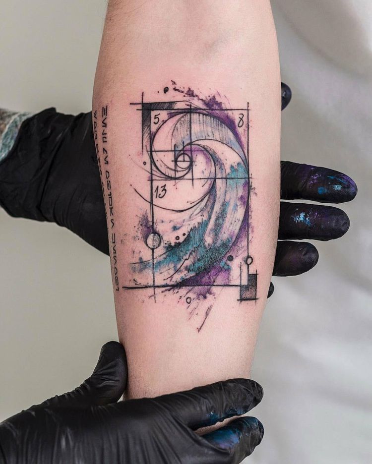 tatuering-motiv-arkitektur-abstrakt-akvarell-färger-fibonacchi-lila-blå