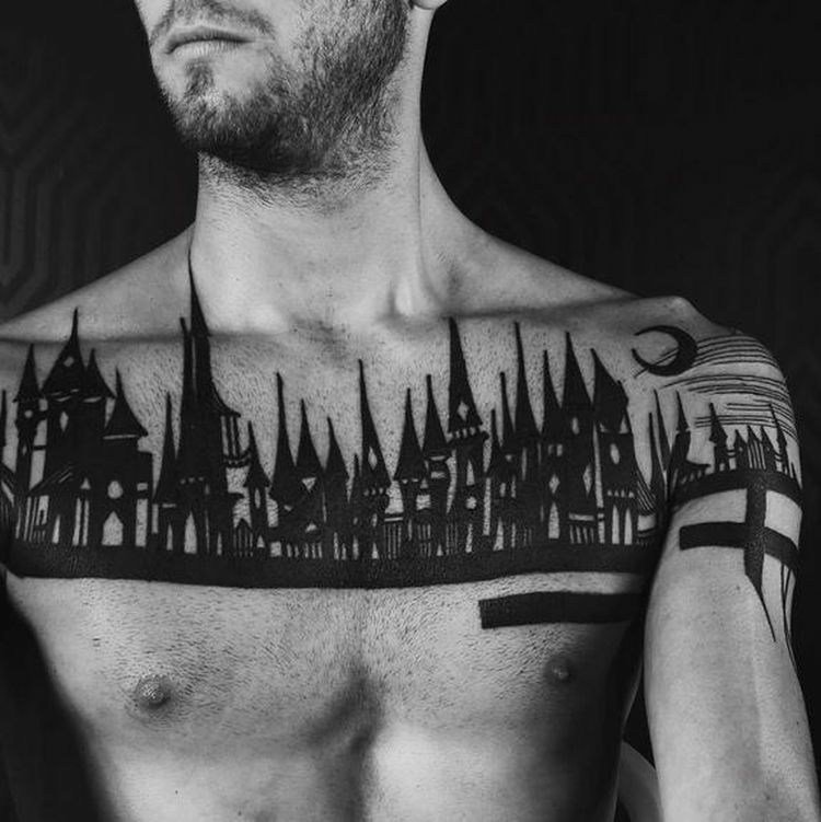 tatuering-motiv-arkitektur-bröst-tatuering-spets-tak-blackwork-ränder-män