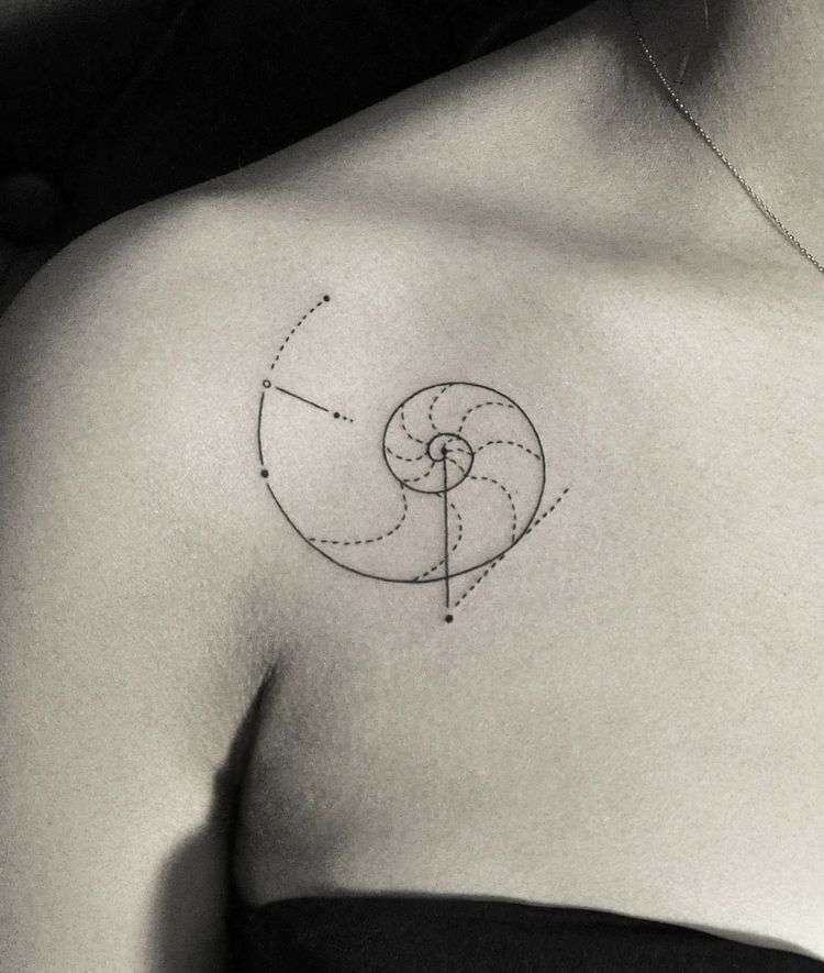 tatueringsmotiv-arkitektur-damer-axel-spiral-skal-optik