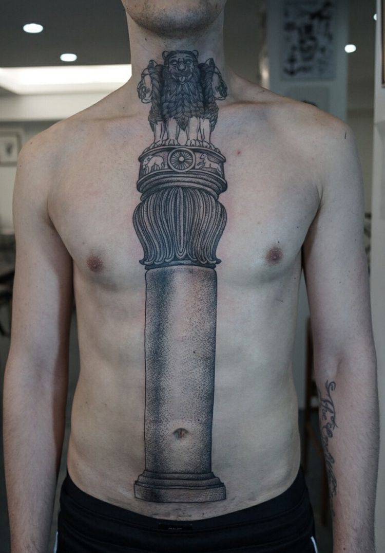 tatueringsmotiv-arkitektur-historia-pelare-mytologi-fladdermus-bas-bröst-mage