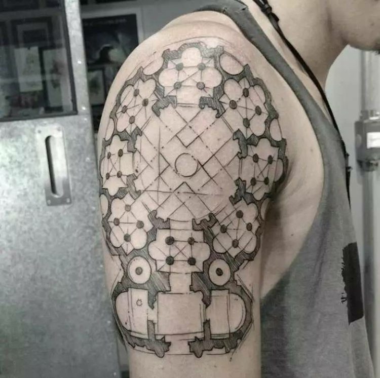 tatueringsmotiv-arkitektur-planritning-gotisk-kyrka-överarm-axel