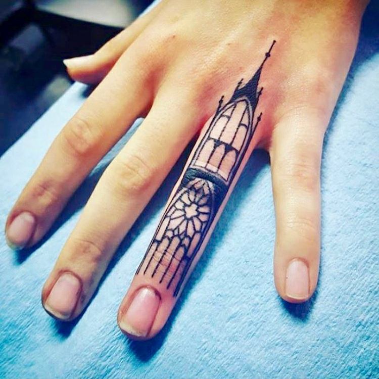 tatuering-motiv-arkitektur-idé-finger-tatuering-ring finger-gotisk-kyrka-fönster