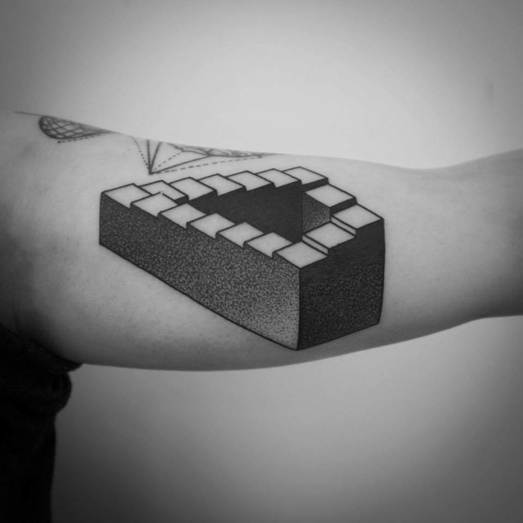 tatueringsmotiv-arkitektur-optisk-illusion-trappor-prickverk-svartarbete