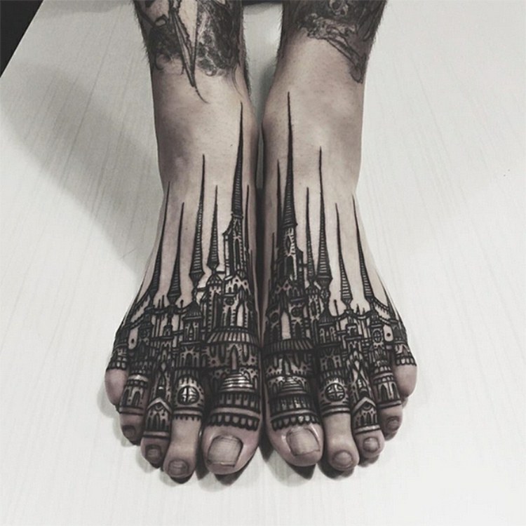 tatueringsmotiv-arkitektur-original-fötter-tår-tatuering-spetsiga tak