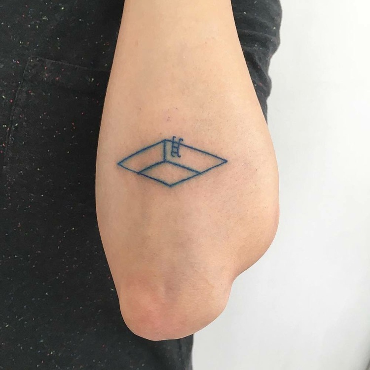 tatueringsmotiv-arkitektur-pool-3d-stege-bäcken-underarm-armbåge