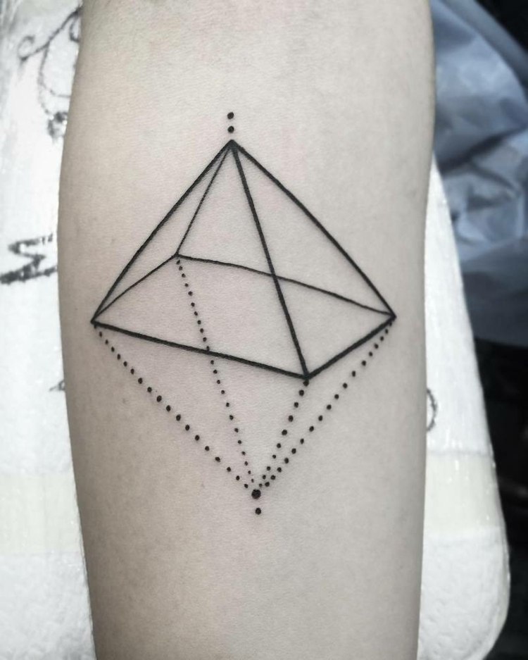 tatueringsmotiv-arkitektur-pyramid-tredimensionella-diamant-prickade linjer