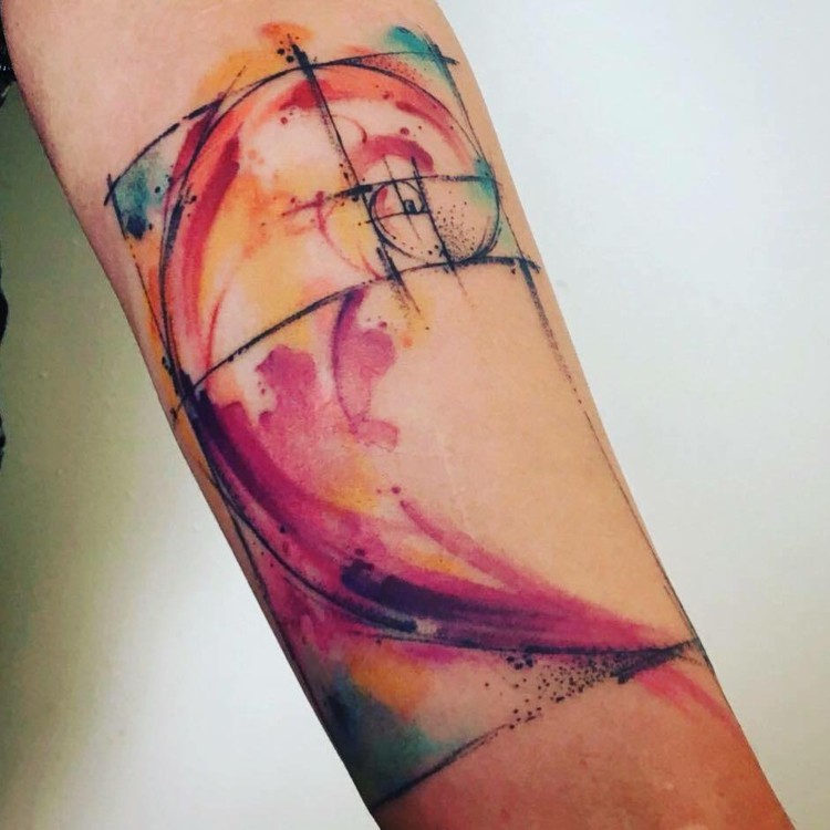 tatueringsmotiv arkitektur-akvarell-rosa-orange-gul-Fibonacci-spiral
