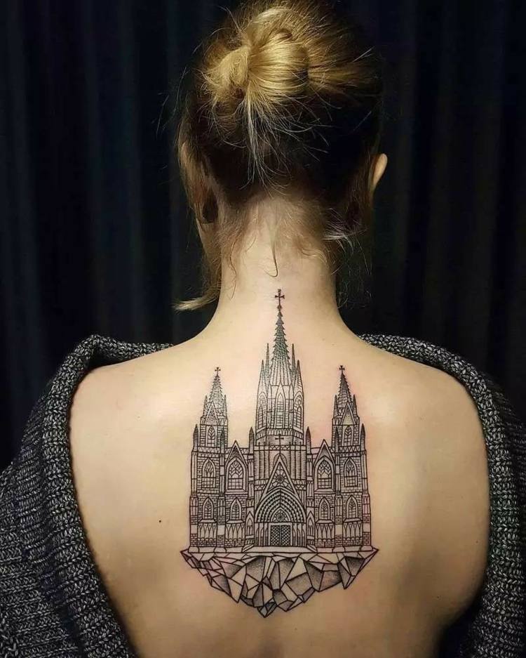 tatueringsmotiv arkitektur tillbaka-geometriska-kyrktorn-torn-stenar-bak-kvinnor