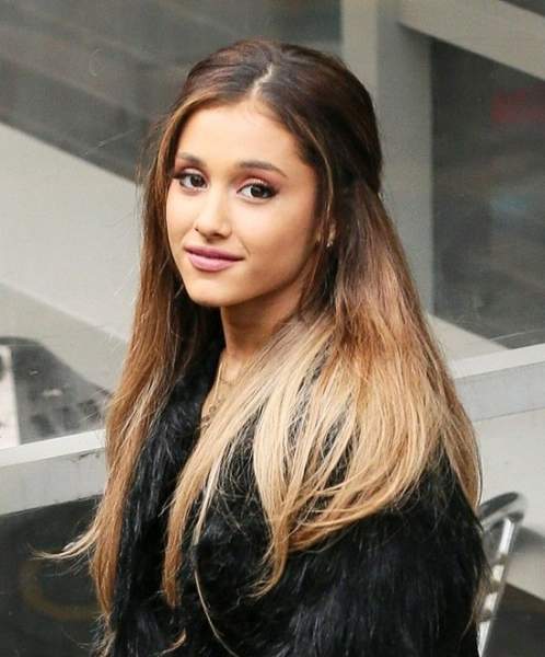 Ariana löysissä suorissa hiuksissa