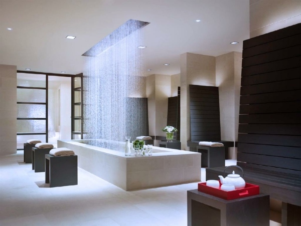 modernt fristående badkar-regndusch