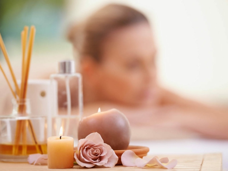 Njut av en massage från din partner med aromaterapi
