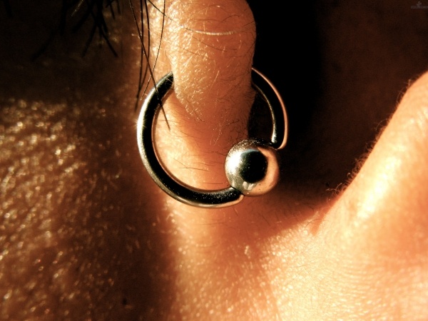 tragus-piercing-boll-stängning-ring-öra