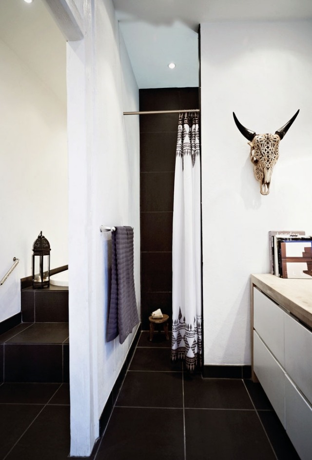 svartvitt badrum kaklat med duschdraperi mönstrat