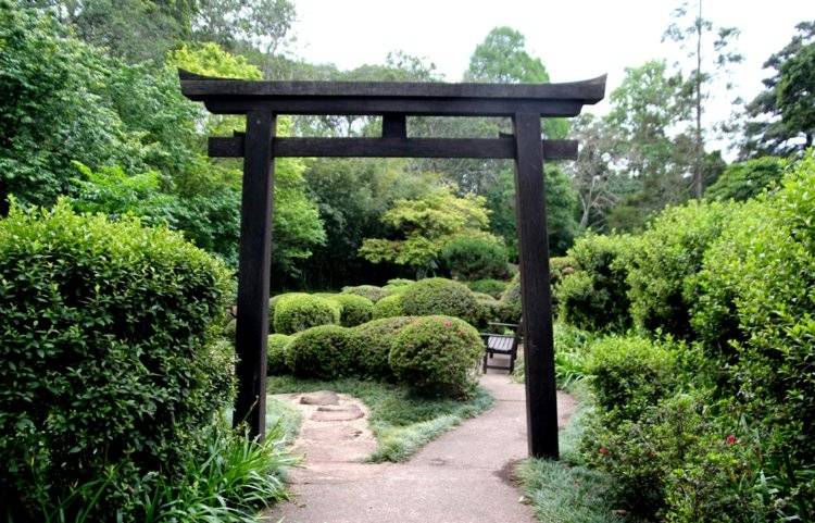 asiatisk-trädgård-dekoration-torii-trädgård-stenbänk