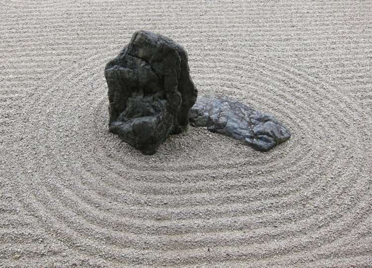 asiatisk-trädgård-dekoration-sten-trädgård-zen-stenblock-sand