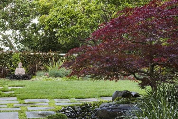 asiatisk-trädgård-dekoration-buddha-staty-trädgård-japansk-lönn-gräs