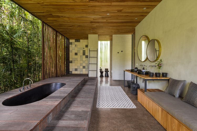 asiatiskt badkar i levande stil i linje med golvet