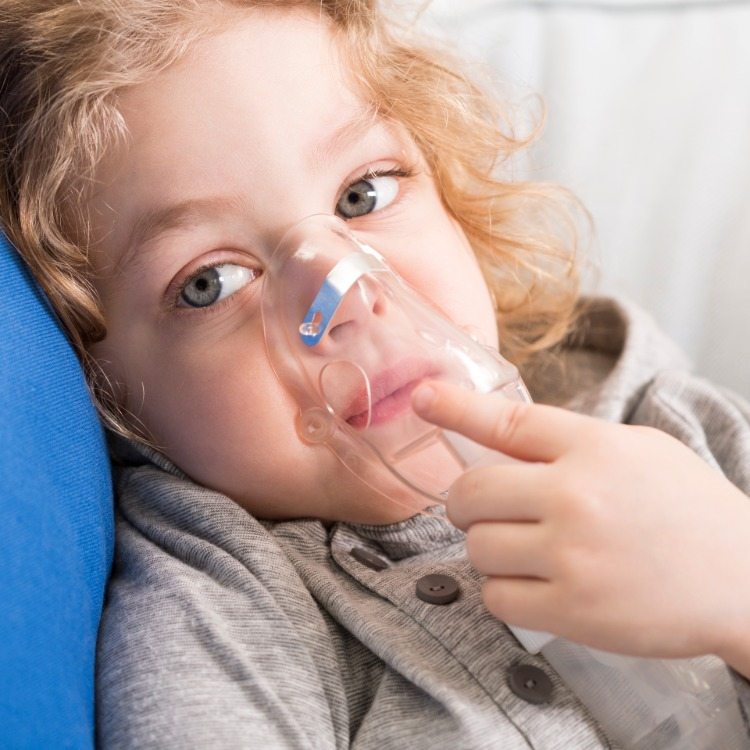 litet barn som använder ventilator på grund av bronkiala astmasymtom