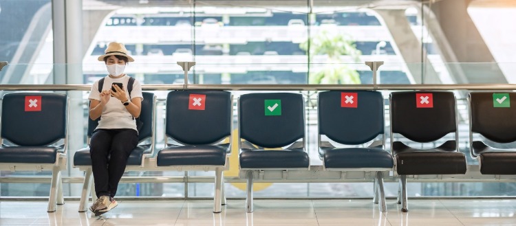 säkerhetsåtgärder på avstånd när du sitter på flygplatsen under covid 19 -pandemin